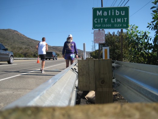 Ken Bob Saxton at the Malibu city limits, during the Malibu International Marathon 2009
